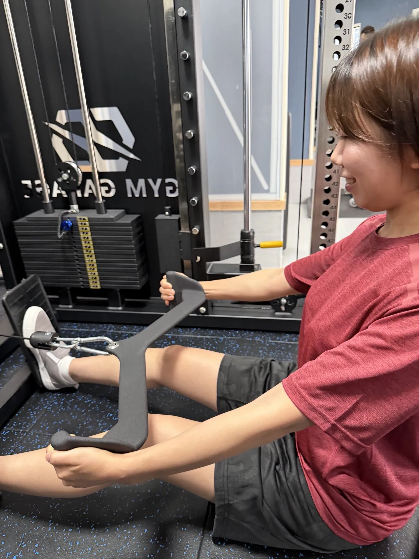トレーナーと笑顔でトレーニングする様子
